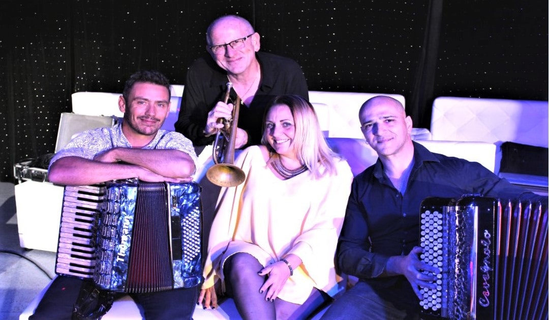Olivier fait de l'accordéon