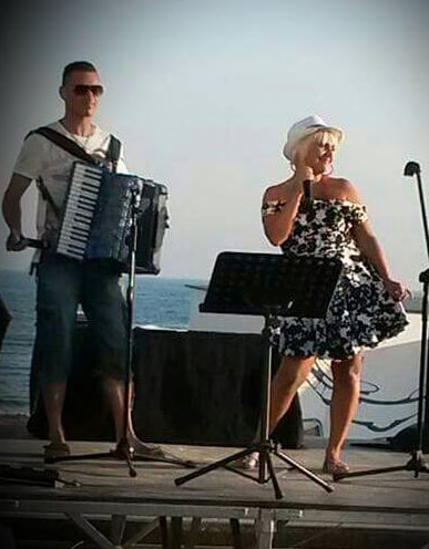 Johann et sa soeur sur scène a la plage